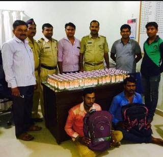 190 kg of confiscated from college bag, liquor bag, school bag | कॉलेज कुमार बनून दारू विक्री, स्कूल बॅगमधून 190 बॉटल जप्त