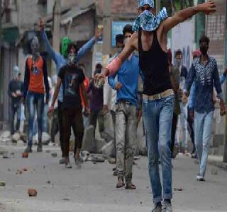 Regrettably! In Kashmir, the stone crusher of the martyr Javana's funeral | संतापजनक! काश्मीरमध्ये शहीद जवानाच्या अंत्ययात्रेवरही दगडफेक