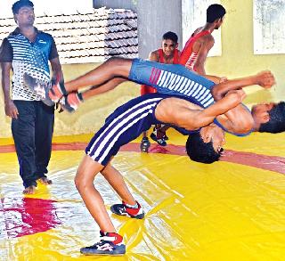 'Amashi' who makes a flutter with a pinch | पोटाला चिमटा घेऊन पैलवान घडवणारी ‘आमशी’