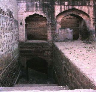 The shadow of the footpath built by Ahilyadevi Holkar in Shirpur taluka | शिरपूर तालुक्यात अहिल्यादेवी होळकरांनी बांधलेल्या पायविहीरींची दुरवस्था