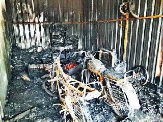 At Dabhadi there are two shops in the fire | दाभाडी येथे आगीत दोन दुकाने खाक