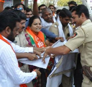 The protest by the Sena by adding a photo of Danu in Latur | लातुरात दानवे यांच्या फोटोला जोडे मारून सेनेने केला निषेध