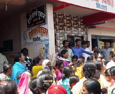 In Kadegaon, women blocked all liquor shops | कडेगावमध्ये महिलांनी सर्व दारू दुकानांना ठोकले टाळे