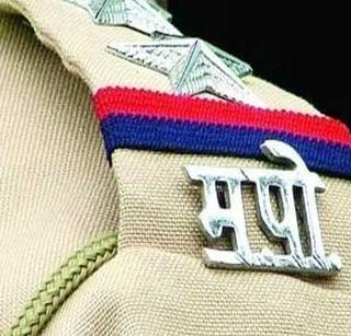 Police officer, 15 others booked | पोलीस अधिकाऱ्यासह १५ जणांविरुद्ध गुन्हा दाखल