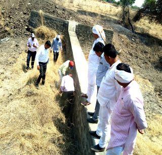 Survey by the water conservation ministers of the rivers along with the farmers without the farmers | शेतक:यांविनाच शेततळ्यांसह नाल्यांची जलसंधारण मंत्र्यांकडून पाहणी