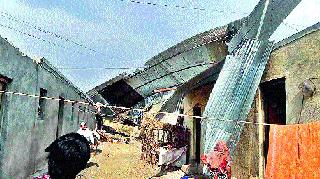 Twenty-seven houses in the storm knocked down | वादळात सोळा घरकुले नेस्तनाबूत