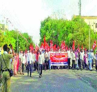 'Aadoor Morcha' to the minister's house! | कृषीमंत्र्यांच्या घरावर धडकला ‘आसूड मोर्चा’!