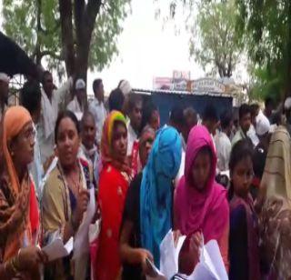 Women's farmers 'tur kholo' at the shopping center in Nafed | नाफेडमधील खरेदी केंद्रावर महिला शेतक-यांचा ‘तूर कल्लोळ’  