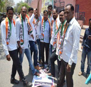 NCP's image of Ravsaheb Danwei in Jalgaon slippers | राष्ट्रवादीतर्फे रावसाहेब दानवे यांच्या प्रतिमेला जळगावात चप्पल मार