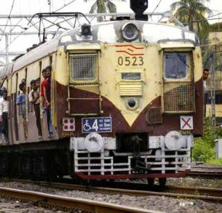 The Harbor Rail traffic disrupted, the train near Chembur went to the Rola | हार्बर रेल्वेची वाहतूक विस्कळीत, चेंबूरजवळ रेल्वे रुळाला गेले तडे