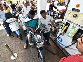 Due to suspension of the contract, the petrol pump will continue | संप तूर्त स्थगित, पेट्रोलपंप सुरु राहणार