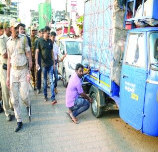 Action on hawkers, vehicles | फेरीवाले, वाहनांवर कारवाई Action on hawkers, vehicles | फेरीवाले, वाहनांवर कारवाई
