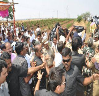 Black flag shown by Youth Congress to Chief Minister | मुख्यमंत्र्यांना युवक काँग्रसेनं दाखवले काळे झेंडे