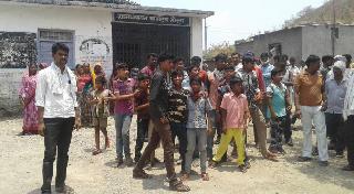 The villagers stopped the secretary, the Sarpanch, the members in the village p | गावकºयांनी केले सचिव, सरपंच,सदस्यांना ग्रा.पं.मध्ये बंद The villagers stopped the secretary, the Sarpanch, the members in the village p | गावकºयांनी केले सचिव, सरपंच,सदस्यांना ग्रा.पं.मध्ये बंद