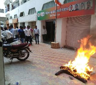 Rampas in Pimpri-Chinchwad, burning of MPs and minister statues | पिंपरी-चिंचवडमध्ये भाजपात राडा, खासदार, मंत्र्यांच्या पुतळ्यांचे दहन