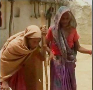 He gave birth to a 102-year-old mother-in-law | 102 वर्षांच्या सासूला सुनेने दिली ‘मातृदिनी’ आगळी भेट