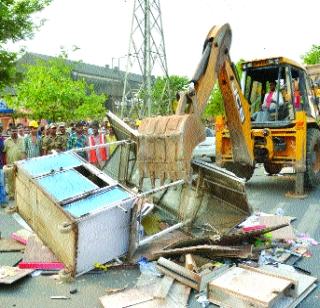 Hammer on the encroachments of shops | दुकानांच्या अतिक्रमणांवर हातोडा