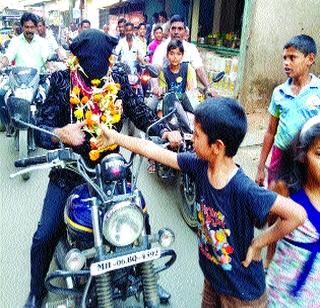 Bike to blindfold today in the market of Vangani | वांगणीच्या बाजारपेठेत आज डोळे बांधून चालवणार बाइक