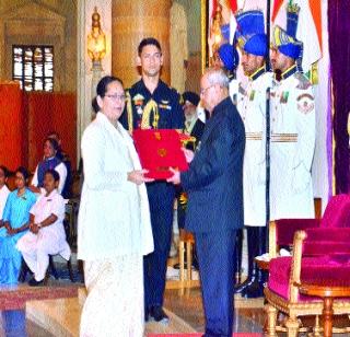 Honor to the President of the Three Servants of the State | राज्यातील तीन परिचारिकांचा राष्ट्रपतींच्या हस्ते सन्मान