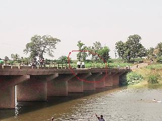 Nilwadi-Aaywada Khudd bridge bridge breaks | निलेवाडी-ऐतवडे खुर्द पुलाचे कठडे तुटले