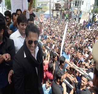 A crowd of fans to see Govinda in Jalgaon | जळगावात गोविंदाला पाहण्यासाठी चाहत्यांची प्रचंड गर्दी