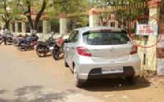 Unconditional parking of vehicles in the Collector's office | जिल्हाधिकारी कार्यालयात वाहनांची बेशिस्त पार्किंग