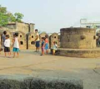 Clean up the historic fort | ऐतिहासिक किल्ल्याची स्वच्छता सुरूच