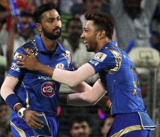 IPL 10: Hardik and Krishanal Pandya face, Sehwag intervened | IPL 10 : हार्दिक आणि कृणाल पांड्या भिडले, सेहवागची मध्यस्थी