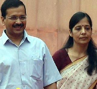 Kejriwal's wife's apt reply | कपिल मिश्रांना केजरीवालांच्या पत्नीचे चोख उत्तर