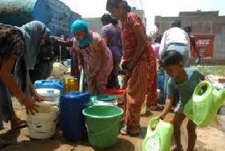 Wandering women for water in Nandra | नांद्रा येथे पाण्यासाठी महिलांची भटकंती