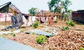 152 homes collapse | वादळाने १५२ घरांची पडझड 152 homes collapse | वादळाने १५२ घरांची पडझड
