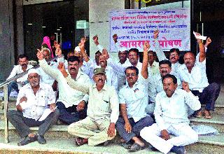 Fasting in the Nashik district's protest rally | सटाण्याच्या संचालकांचे नाशकात उपोषण