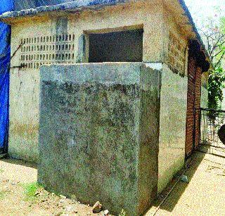 Municipal corporation's sanitary latrines become alcoholic, garlands' base | पालिकेची स्वच्छतागृहे बनली मद्यपी, गर्दुल्यांचा अड्डे