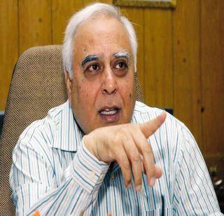 Kapil Sibal has compared Ram birth and Triple divorce in Ayodhya | कपिल सिब्बल यांनी केली अयोध्येतील राम जन्म व ट्रिपल तलाकची तुलना