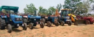 Five tractors, one JCB seized | पाच ट्रॅक्टर, एक जेसीबी जप्त