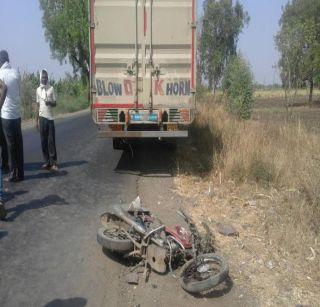 One of the Vikas Vikas sadar was killed and another injured in the accident | अपघातात विकासोचा एक सचिव ठार तर दुसरा सचिव जखमी