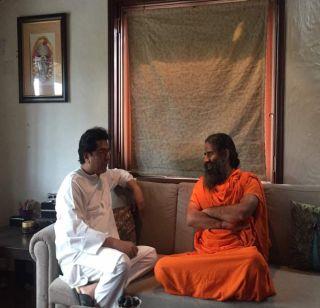 Yogguru Baba Ramdev took a good wishes of Raj Thackeray | योगगुरू बाबा रामदेवांनी घेतली राज ठाकरेंची सदिच्छा भेट