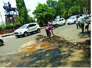 Excavation of new roads in Ichalkaranji | इचलकरंजीत नवीन रस्ते खुदाई सुरूच