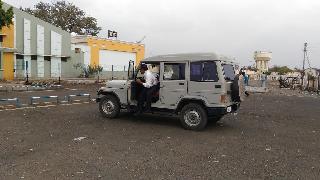 Government vehicles use to leave the railway station at the railway station! | अधिकाऱ्यांना रेल्वे स्थानकावर सोडायला शासकीय वाहनांचा वापर!