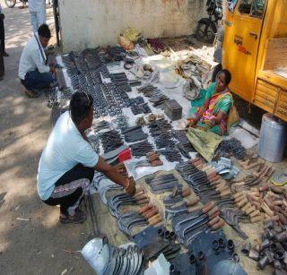 Warkheddi market full of agricultural implements | शेती अवजारांनी फुलला वरखेडीचा बाजार