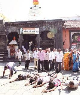 ..and the school is locked out from the first day | ..तर पहिल्या दिवसापासून शाळा बेमुदत बंद