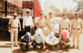 14 lakh illegal country liquor was caught on the highway | महामार्गावर १४ लाखांची अवैध देशी दारू पकडली