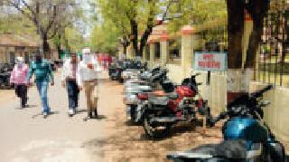 Where is the district administration's official parking? | जिल्हा प्रशासनालाही कळेना अधिकृत पार्किंग कुठली ?