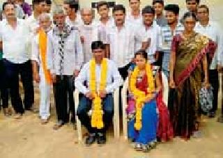 On behalf of Thanmus office-bearers, beloved couple | तंमुस पदाधिकाऱ्यांच्या पुढाकाराने प्रेमीयुगुल विवाहबद्ध