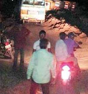 Tipper driver's bully; Traffic jam | टिप्पर चालकाची अरेरावी; वाहतूक ठप्प Tipper driver's bully; Traffic jam | टिप्पर चालकाची अरेरावी; वाहतूक ठप्प