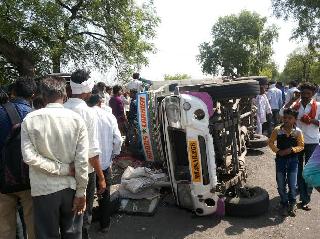 Two killed, 12 injured in Jeep-cargo crash | जीप-मालवाहूच्या धडकेत दोन ठार, १२ जखमी