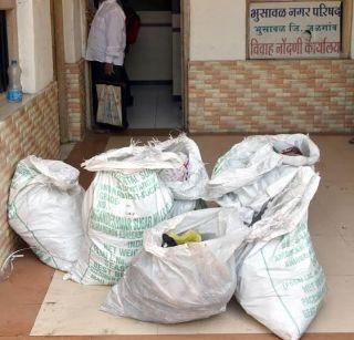 There is anger in Bhusawal corporation by throwing garbage | भुसावळ पालिकेत कचरा टाकून व्यक्त केला संताप