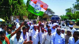 Stop the movement of the Congress across the district | जिल्हाभर कॉग्रेसचे रास्ता रोको आंदोलन