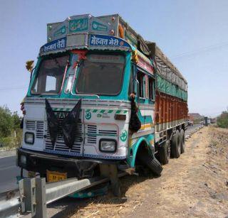 The women were crushed by trucks, both of them staged chidamandada | शेतमजूर महिलांना ट्रकने चिरडले, दोघींचा चेंदामेंदा