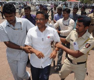 Activists of Swabhimani Shetkari Sanghatana organization showing black flags to the Chief Minister arrested | मुख्यमंत्र्यांना काळे झेंडे दाखवणा-या स्वाभिमानी शेतकरी संघटनेच्या कार्यकर्त्यांना अटक